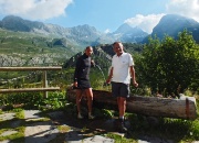 10 alla fontana del Rif. Calvi con i Diavoli alle spalle